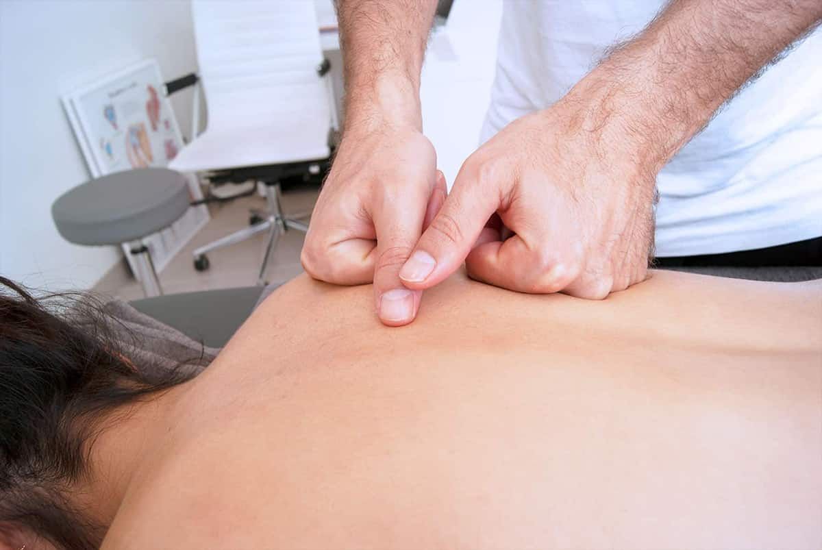 Manual treatment of the upper back muscles