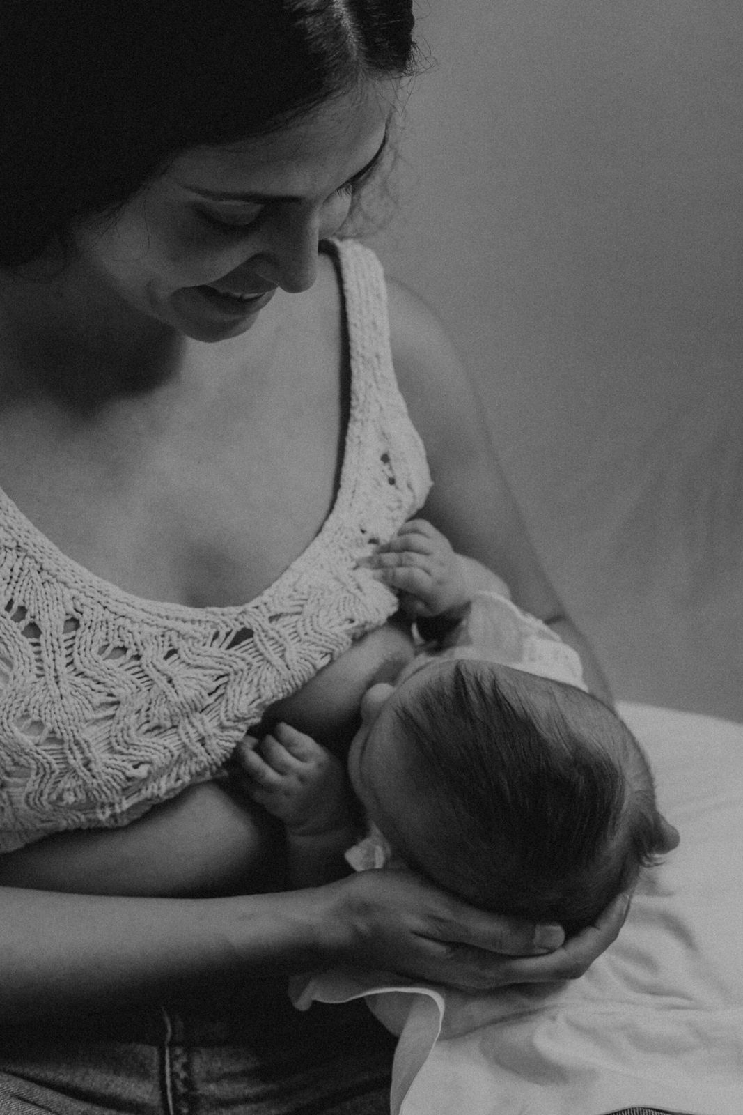 Madre amamantando a su recién nacido