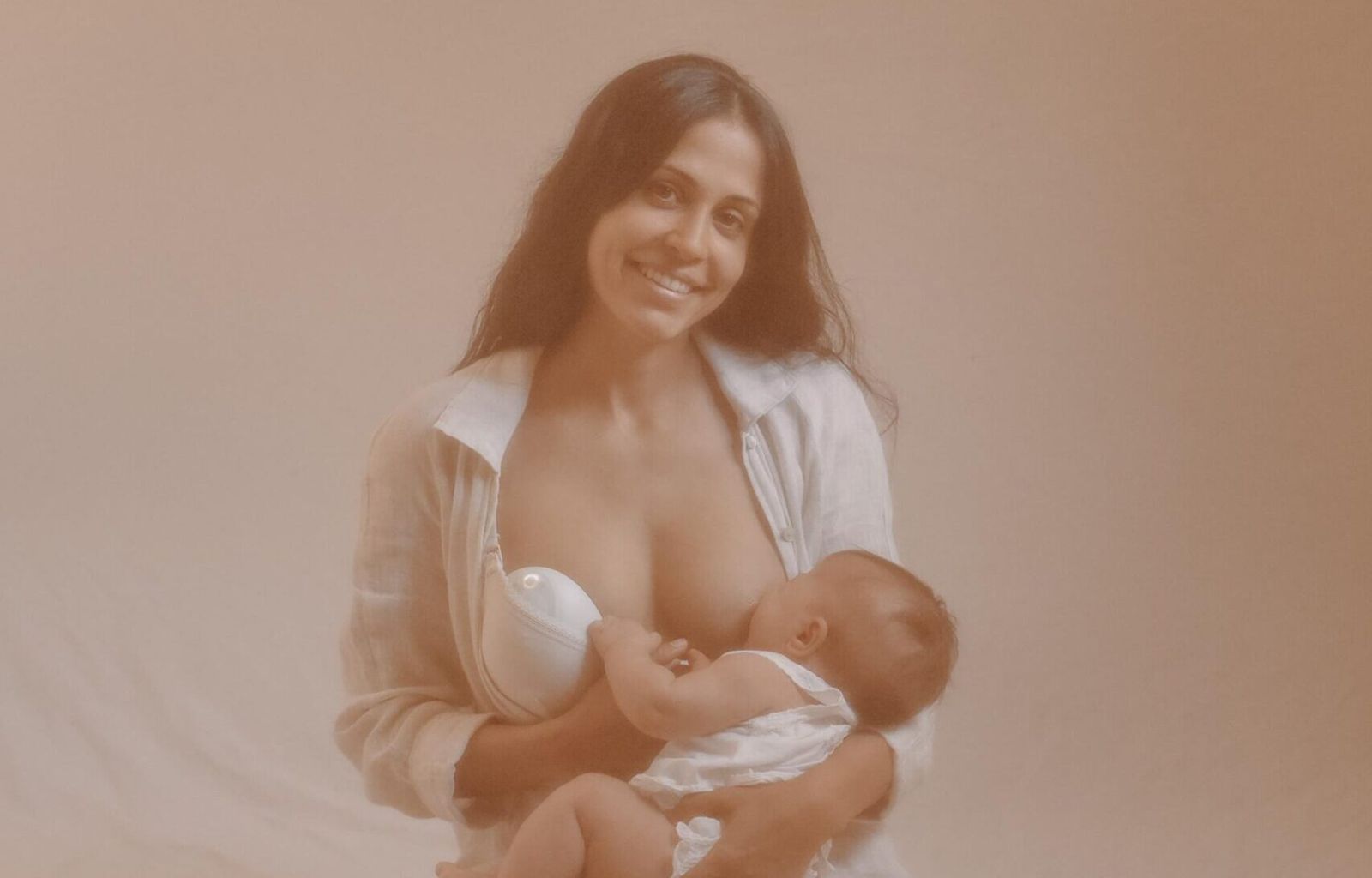Madre amamantando y usando un extractor a la vez