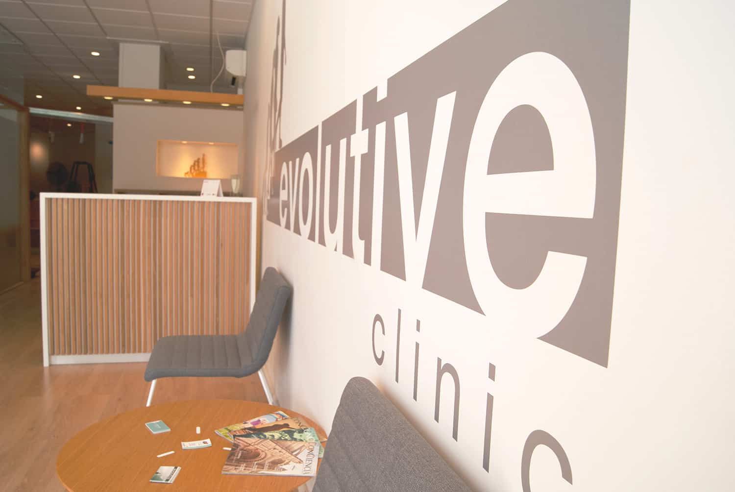 Recepción de Evolutive Clinic en Manacor con el logotipo en la pared