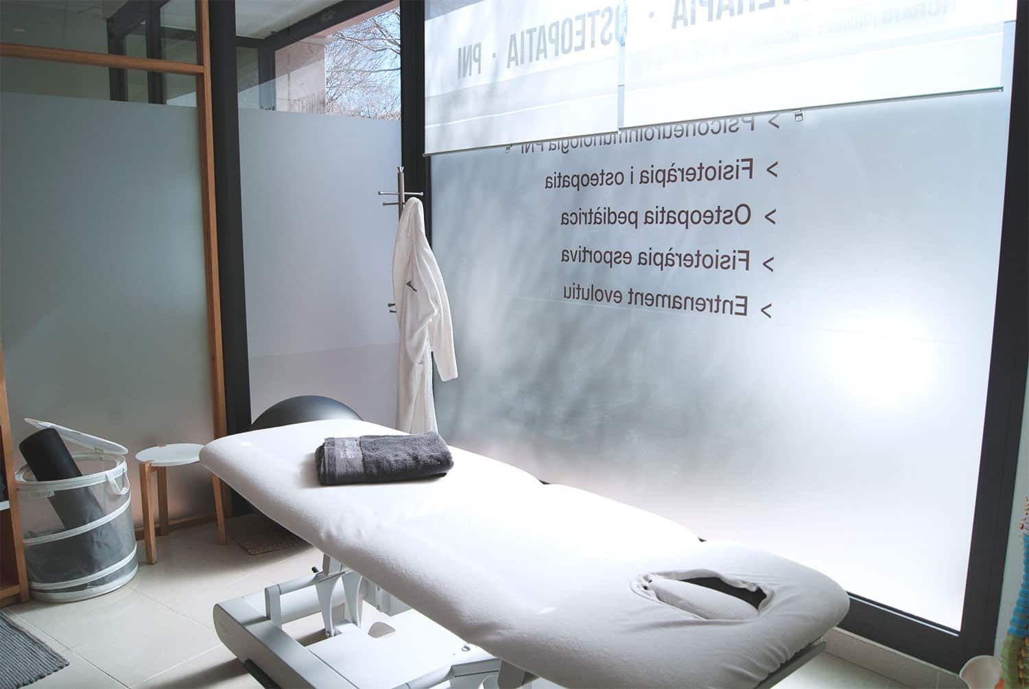 Sala de tratamiento con luz natural en Evolutive Clinic